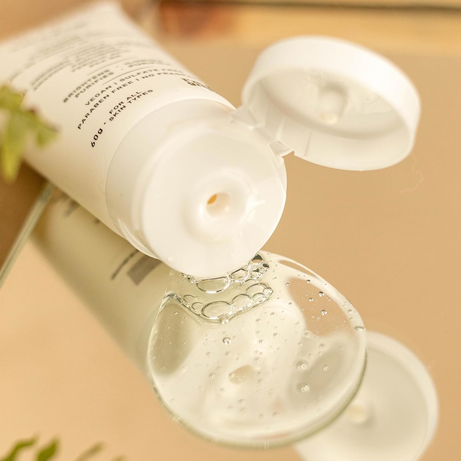 Gel de Limpeza Profunda Vitamina C - VEGANO - Combate de Melasma, Manchas de Sol e Acne - Pantenol, Ácido Ferúlico, PCA NA - Ação Antioxidante, Protege a Barreira Cutânea da Pele - L'AMAZONIE - 60g 3 Gel de Limpeza Profunda Vitamina C - VEGANO - Combate de Melasma, Manchas de Sol e Acne - Pantenol, Ácido Ferúlico, PCA NA - Ação Antioxidante, Protege a Barreira Cutânea da Pele - L'AMAZONIE - 60g - Imagem 3