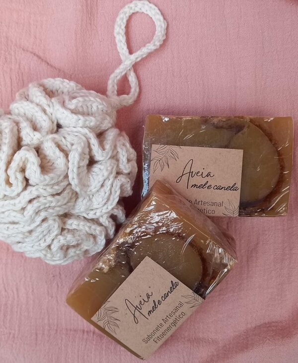 Kit com 3 Sabonetes Artesanais Naturais Aveia, Mel e Canela com Óleo Essencial de Alecrim. Fitocosmético Terapêutico, Hipoalergênico, Hidratante, Purificante e Revitalizante. 3 Unidades. - Imagem 3