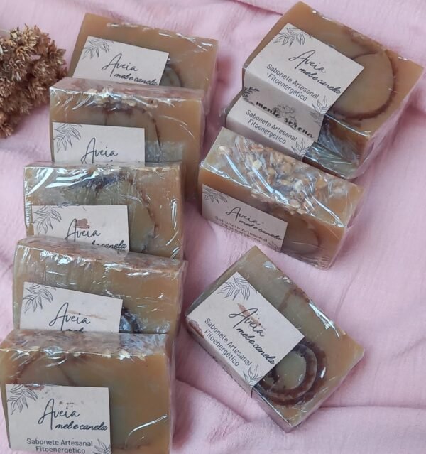 Kit com 3 Sabonetes Artesanais Naturais Aveia, Mel e Canela com Óleo Essencial de Alecrim. Fitocosmético Terapêutico, Hipoalergênico, Hidratante, Purificante e Revitalizante. 3 Unidades. - Imagem 4