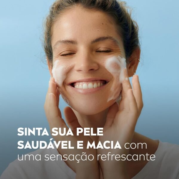 NIVEA Mousse de Limpeza Facial 150ml - Limpa todas as impurezas e resíduos de maquiagem, rico em vitaminas, revigora a pele e deixa uma sensação refrescante de hidratação - Imagem 3