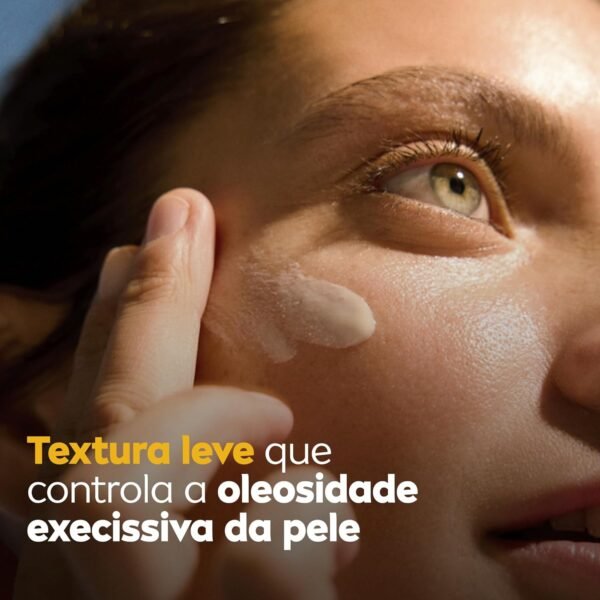 NIVEA SUN Protetor Solar Facial Toque Seco Antissinais FPS 30 40ml - Diário FPS 30, proteção UVA/UVB, previne o envelhecimento da pele, textura não oleosa, controla o brilho - Imagem 3