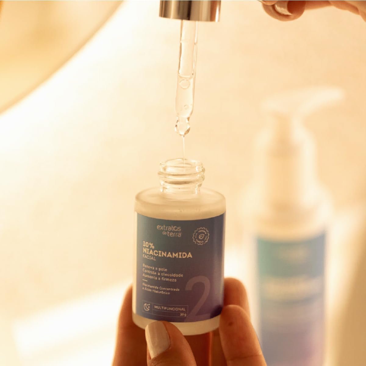 Sérum Niacinamida 10% - Tratamento Noturno Intenso Uniformiza Tom, Controla Oleosidade, Reduz Acne e Clareia Marcas - Com Ácido Hialurônico e Colágeno Vegetal - Para Todos os Tipos de Pele gen 4 Sérum Niacinamida 10% - Tratamento Noturno Intenso Uniformiza Tom, Controla Oleosidade, Reduz Acne e Clareia Marcas - Com Ácido Hialurônico e Colágeno Vegetal - Para Todos os Tipos de Pele gen - Imagem 4