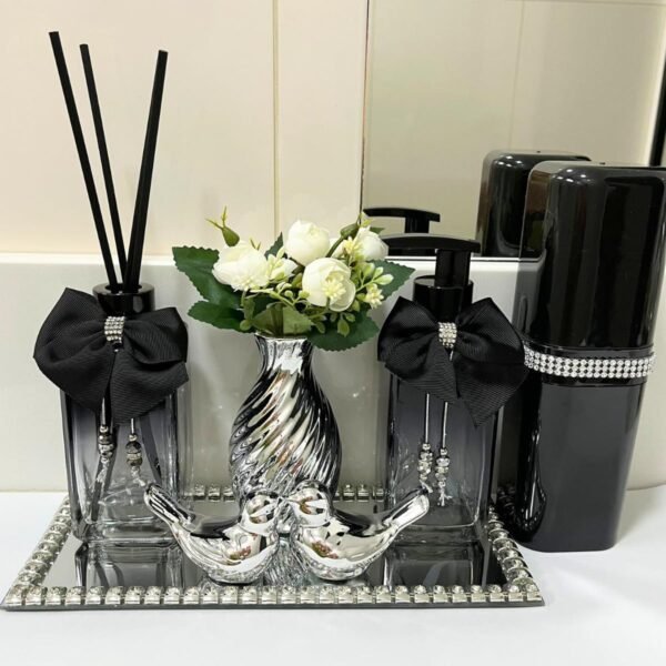 Kit Lavabo Banheiro Preto com Difusor de Aromas + Porta Sabonete + Bandeja Espelhada Strass + Porta Escovas + Enfeites Porcelana- Coleção Norilsk Premium