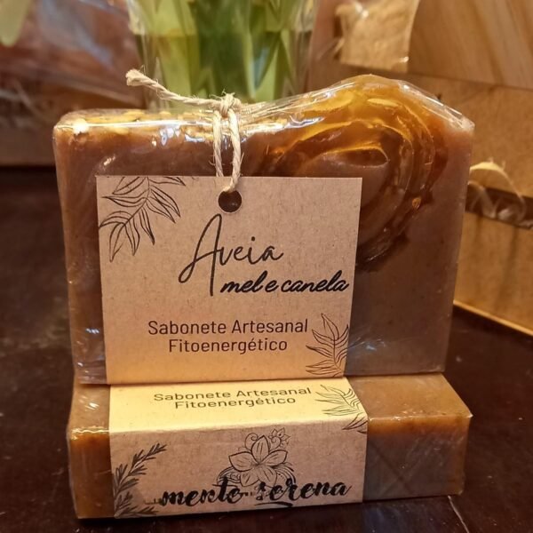 Kit com 3 Sabonetes Artesanais Naturais Aveia, Mel e Canela com Óleo Essencial de Alecrim. Fitocosmético Terapêutico, Hipoalergênico, Hidratante, Purificante e Revitalizante. 3 Unidades. - Imagem 2